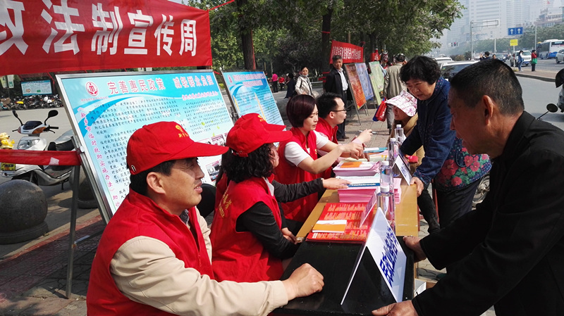 民政法制宣传一条街活动现场,咨询台前工作人员回答群众咨询_副本.jpg
